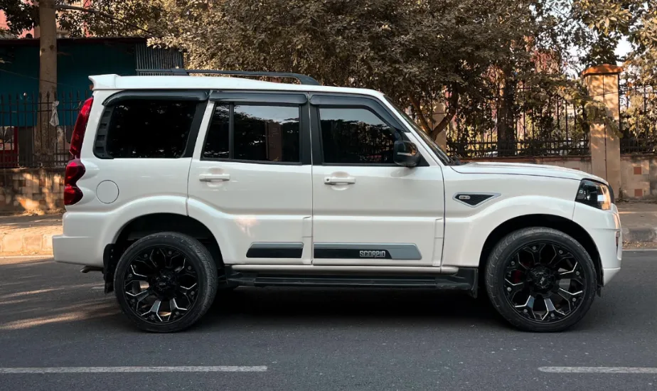 Mahindra Scorpio S11